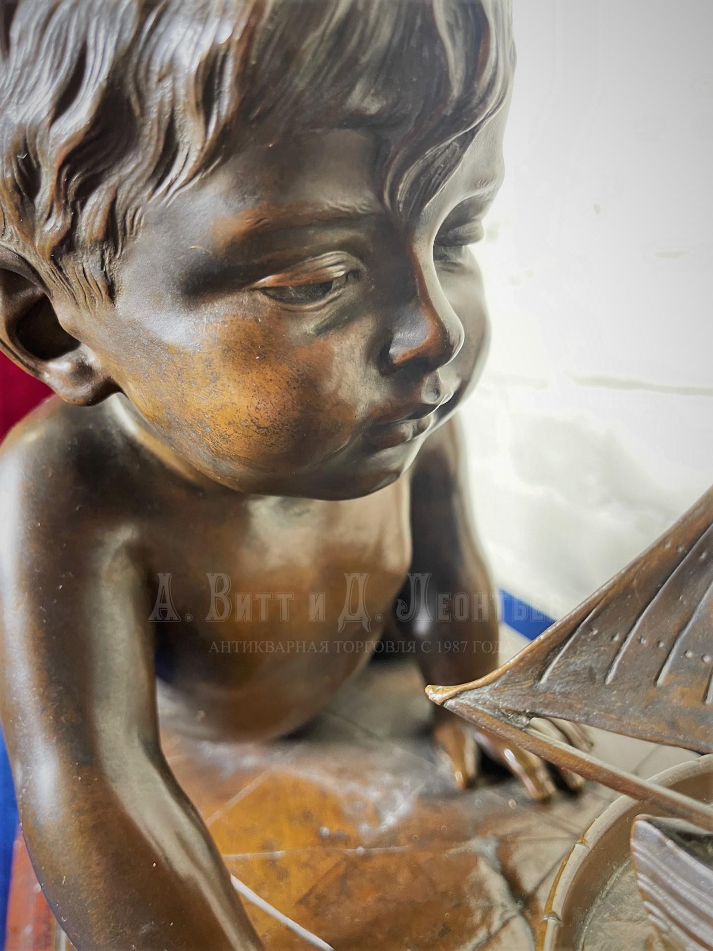 Ребенок с лодкой бронзовая скульптура Villanis